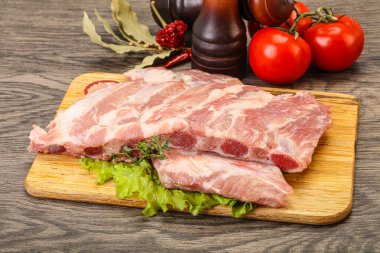 Pişirmek için çiğ domuz eti.