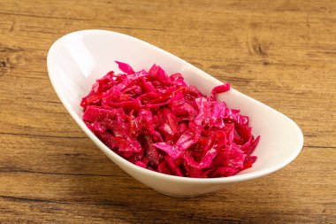 Kasede pancar kökü olan marine edilmiş kırmızı lahana.