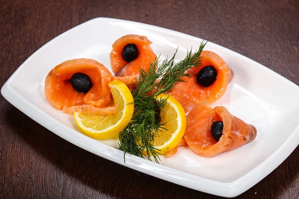 Snack Salmón Rodajas Con Limón Aceitunas — Foto de Stock