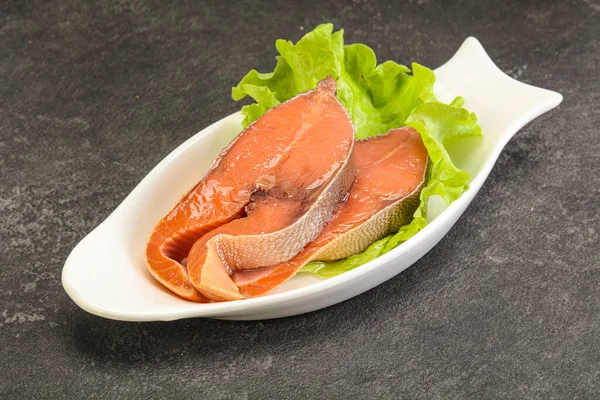 Dois Bifes Salmão Rosa Serviram Folhas Salada — Fotografia de Stock