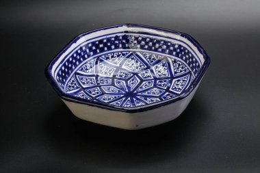 Mutfak için renkli boş kase izole