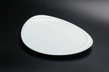 İzole edilmiş servis için beyaz boş tabak