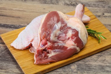 Çiğ ördek bacağı pişirmek için biberiye servis edilir.