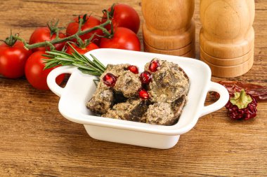 Krema soslu tavuk ciğeri biberiye servis edildi.