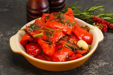 Baharatlı marine edilmiş kırmızı dolma biber.