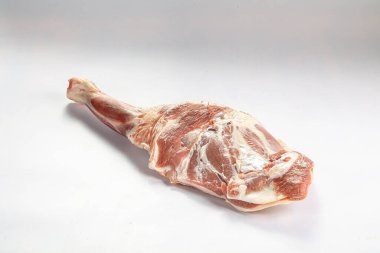 Pişirmek için çiğ kuzu bacağı.