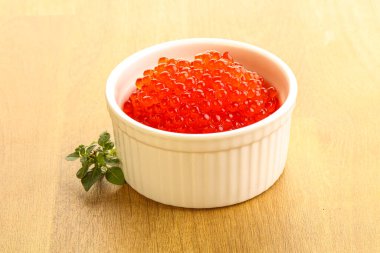 Rus kırmızı havyarı kasede.