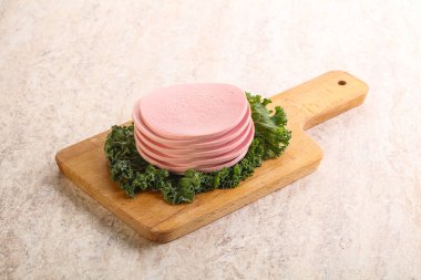 Domuz sucuğu dilimliyor.