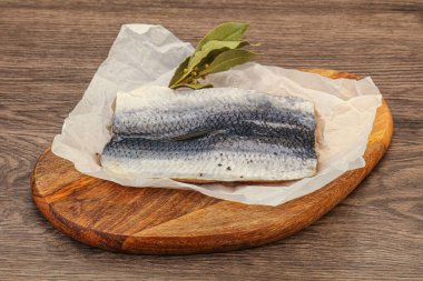 Güvertede deri ve baharatlı ringa filetosu.