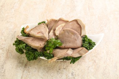 Dilimlenmiş domuz dili aperatifi. Fesleğen servis edildi.