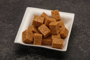 Kahverengi baston şeker yavruları kasede