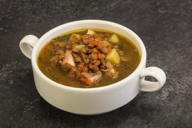 Geleneksel tavuk ve sebzeli mercimek çorbası.