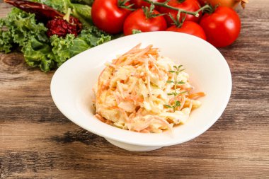 Lahana ve havuçlu vejetaryen lahana salatası.