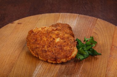 Maydanozlu kızarmış tavuk pirzolası.