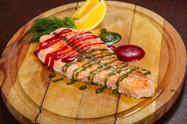 Pesto ve böğürtlen soslu fırında somon bifteği