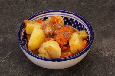 Soslu ve sebzeli kızarmış patates ve biftek.