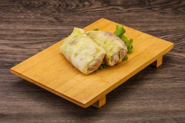 Ev yapımı çiğ lahana ve yemek pişirmek için et.