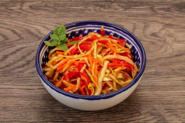 Havuç ve biberli vejetaryen lahana salatası 