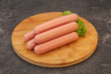 Lezzetli et sosisleri güverteye yığılmış.