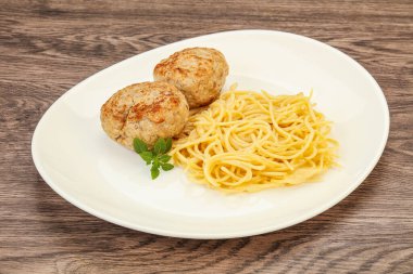 Peynirli spagetti ve ev yapımı tavuk pirzolası.