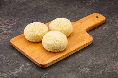 Çiğ patates ezmesi - doldurulmuş patates pirzolası - pişirmek için.