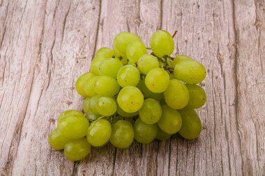 Tatlı ve lezzetli olgun yeşil üzüm 