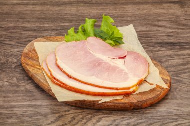 Dilimlenmiş domuz eti.