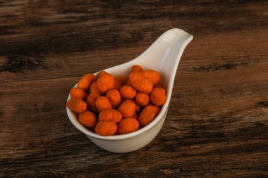 Baharatlı bbq fıstık yığını kasede