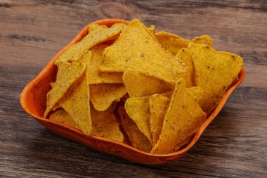 Meksika mısır cipsi üçgen yığını.