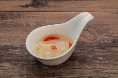 Acı biber ve sarımsaklı Vietnam sirkesi sosu.