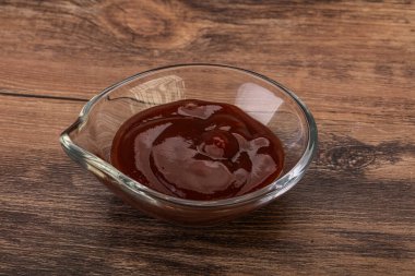 Geleneksel domates barbekü sosu kasede