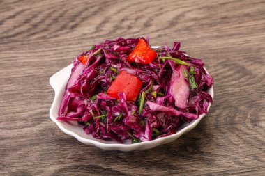 Bitki ve baharatlı kırmızı lahana turşusu