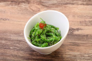 Kasede kırmızı havyar servis edilen geleneksel Asya chukka salatası.