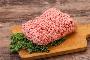 Pişirmek için baharatlı çiğ domuz eti.