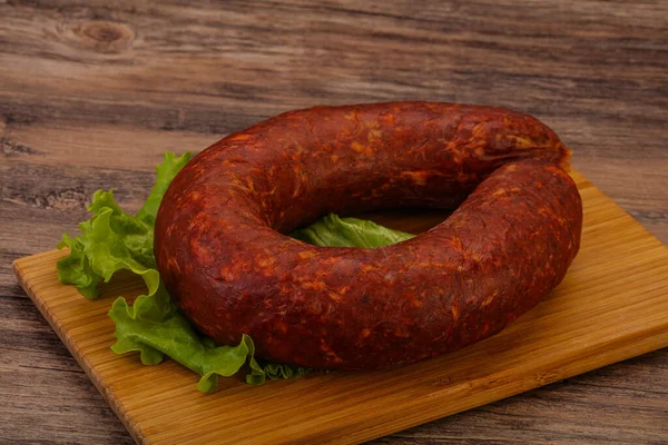 Krakowska Wurst Über Dem Brett Mit Kräutern Und Gewürzen — Stockfoto