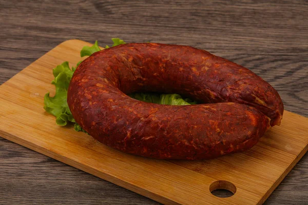 Krakowska Wurst Über Dem Brett Mit Kräutern Und Gewürzen — Stockfoto