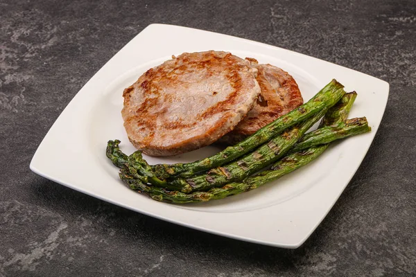 Bife Atum Grelhado Com Espargos Verdes — Fotografia de Stock