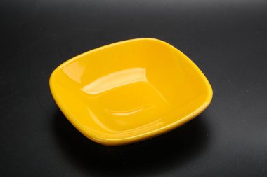 Mutfak için renkli boş kase izole