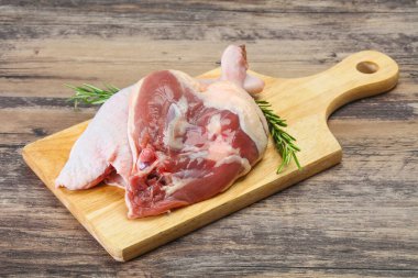 Çiğ ördek bacağı pişirmek için biberiye servis edilir.