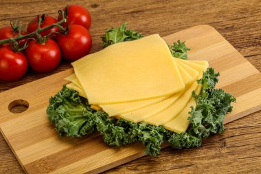 Dilimlenmiş Gauda peyniri.