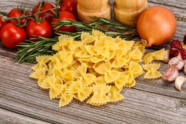 Çiğ İtalyan statü buğday farfalle makarna pişirmek için