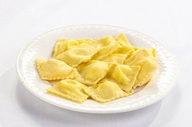 İtalyan geleneksel tortelini eti veya peynirli.