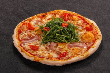 Pastırmalı pizza, peynir ve roka.