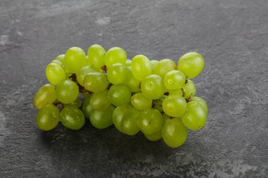 Olgun yeşil üzüm dalı yalıtılmış.