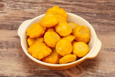 Vejetaryen yemeği - Kasede marine edilmiş sarı veranda