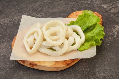 Çiğ mürekkep balığı halkaları pişmeye hazır.