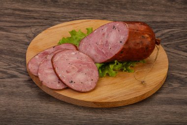 Baharatlı ve otlu füme jambon.