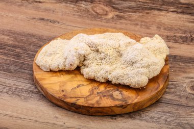 Kızartma için çiğ domuz eti şnitzel.