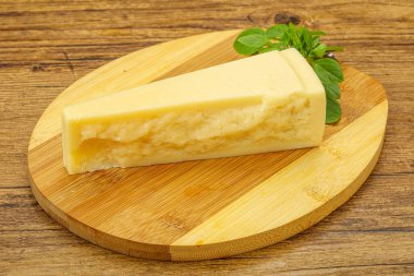 Sert parmesan peynirli fesleğen.