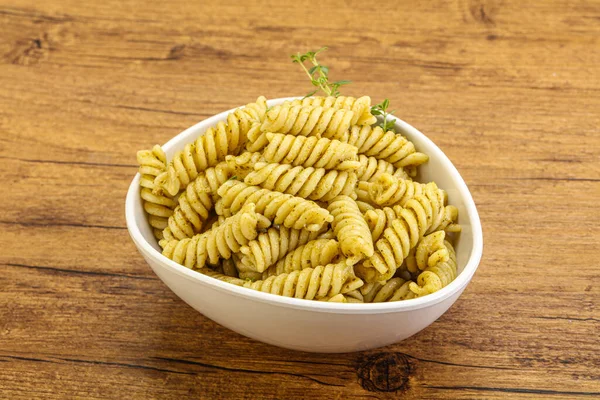 Włoski Makaron Fusilli Sosem Pesto — Zdjęcie stockowe